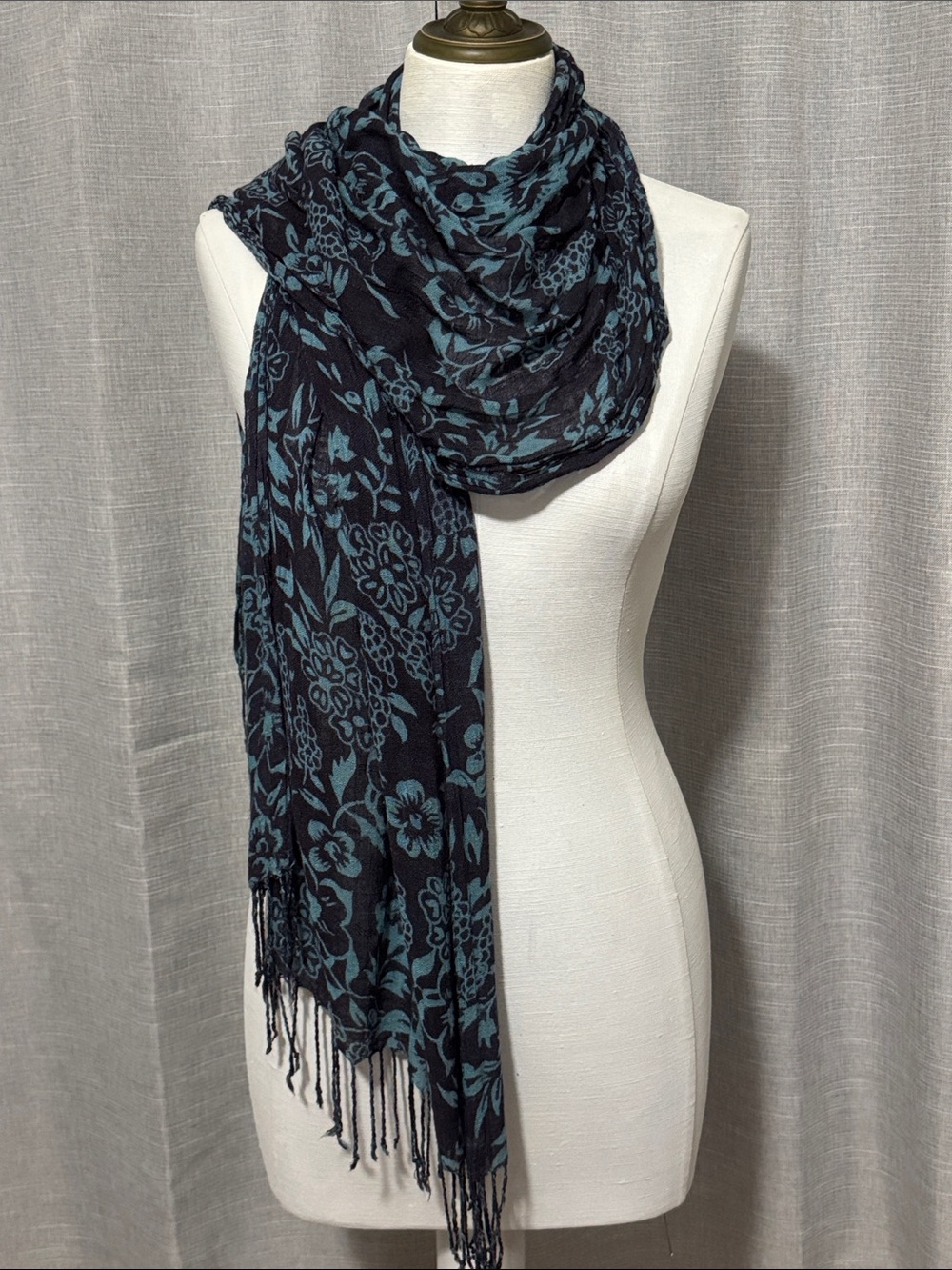 FREE WITH $25 PURCHASE-Lightweight Scarf-Blue Tones-Fringe-GUC - Picture 1 of 10